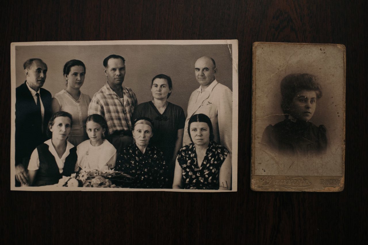 Справа: прабабушка Татьяны Екатерина Генриховна Бернгардт. На общем фото она первая слева, рядом — дочка Нина