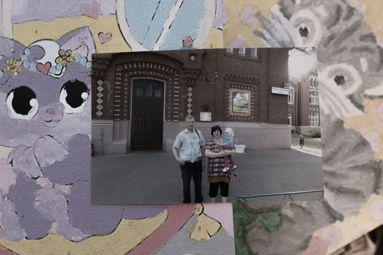 Фото из архива семьи Шестак. Надежда с Юлей и дядей Геннадия в Москве, у центра имени Сеченова, где они проходили лечение