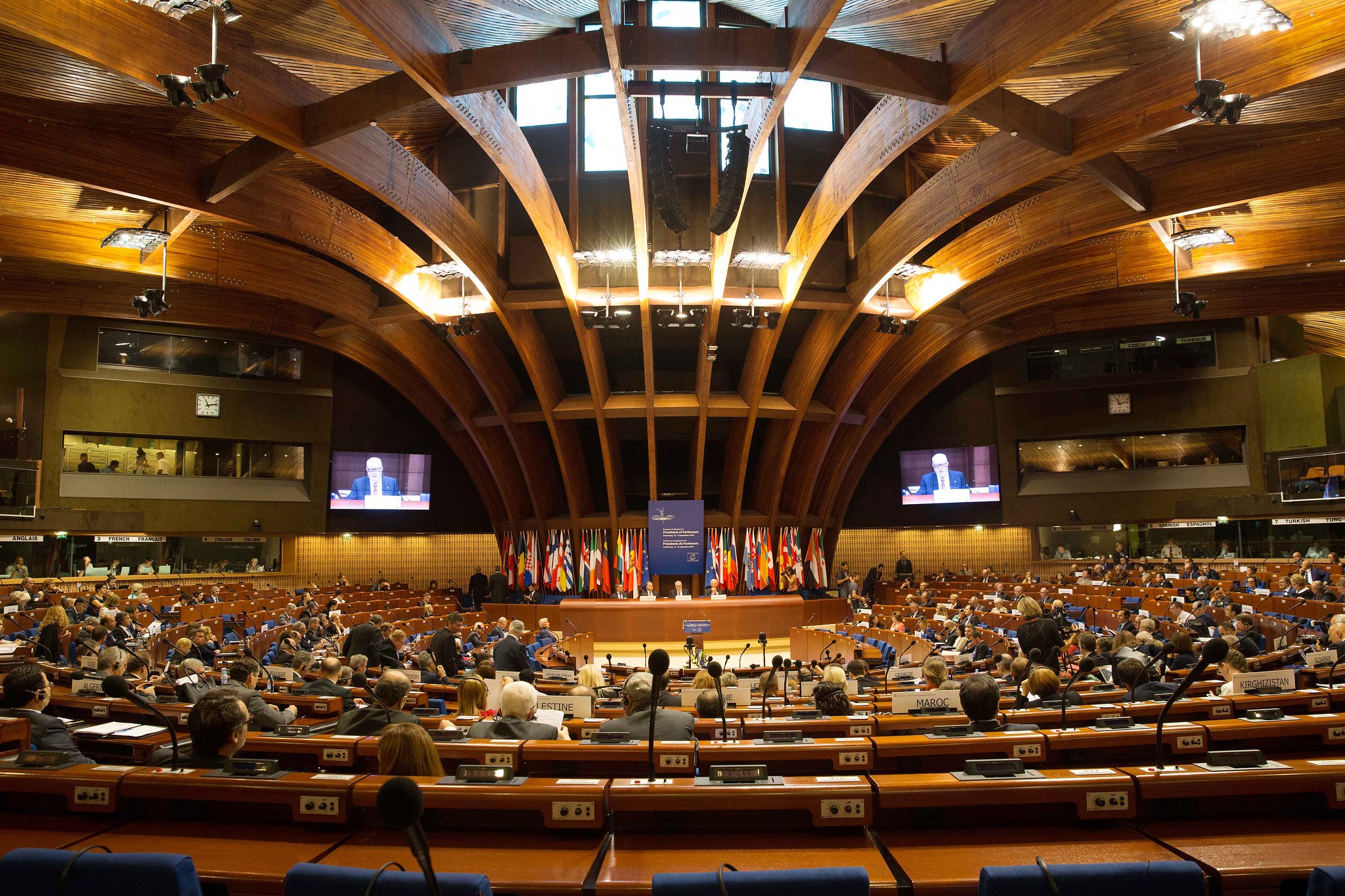 Совет е. Парламентская Ассамблея совета Европы. Парламентская Ассамблея совета Европы Страсбург. Зал заседаний парламентской Ассамблеи совета Европы в Страсбурге. Страсбург штаб совета Европы.