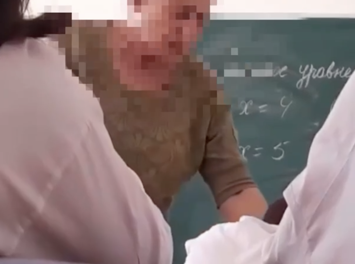 Учительница избивает ребенка