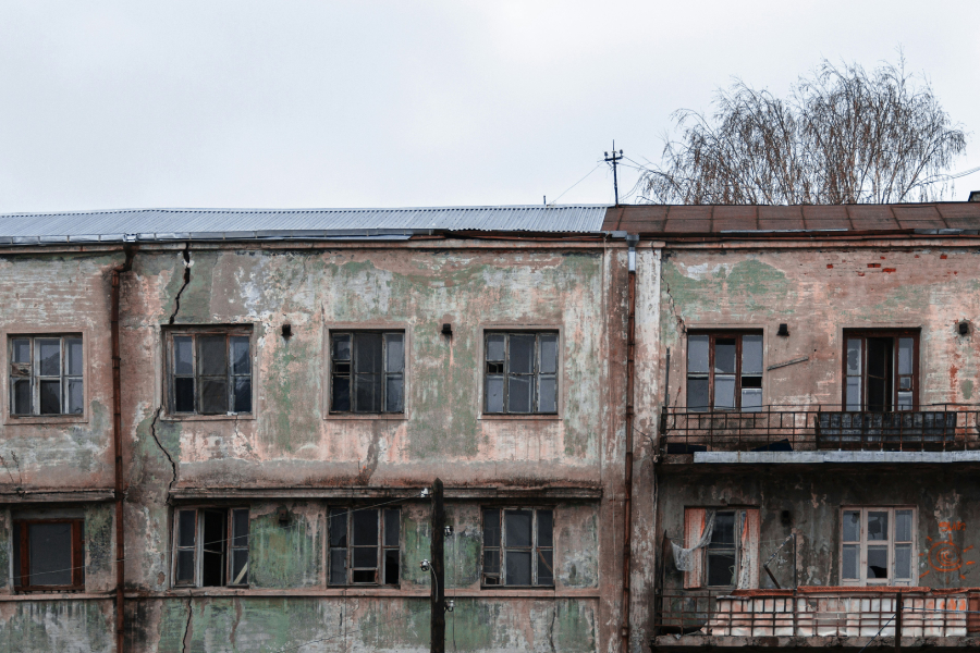 «Выселили на кладбище». В Екатеринбурге власти подали в суд на многодетную семью, чей дом снесли вместе с вещами