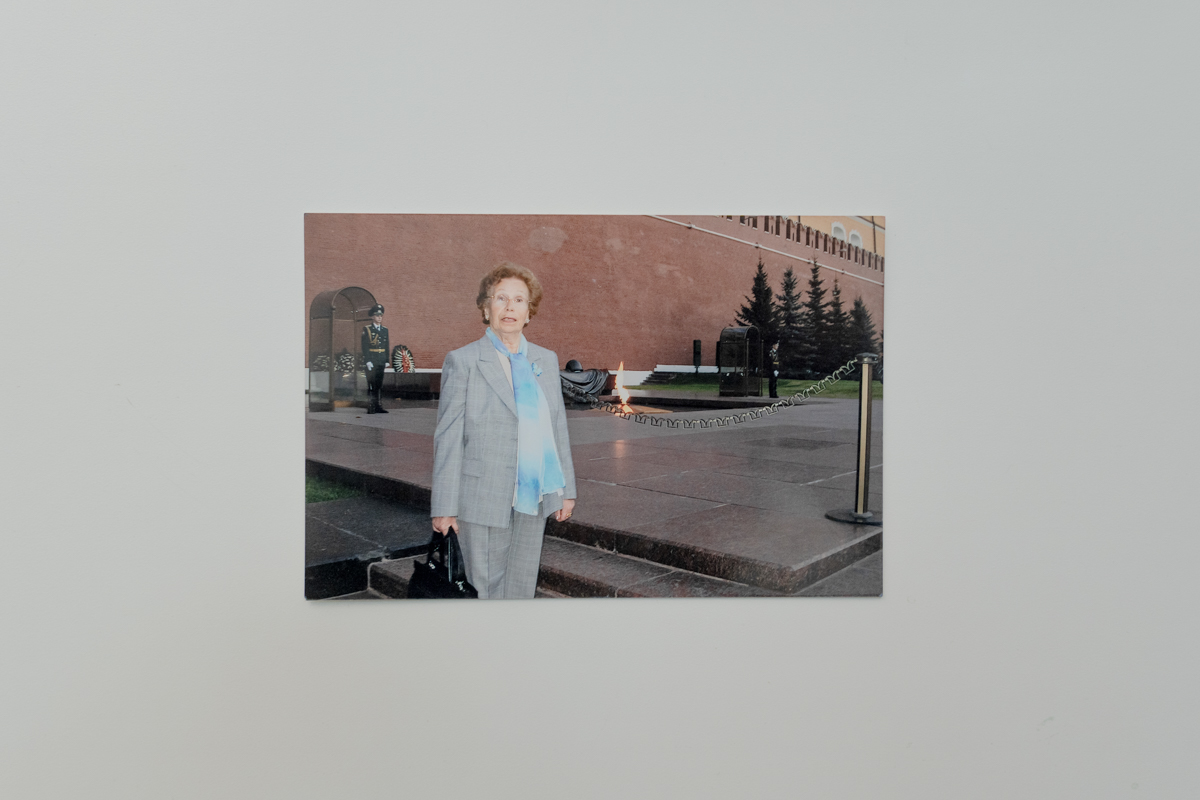 Виктория Иглесиас Мартинес у Вечного огня в Москве в конце девяностых