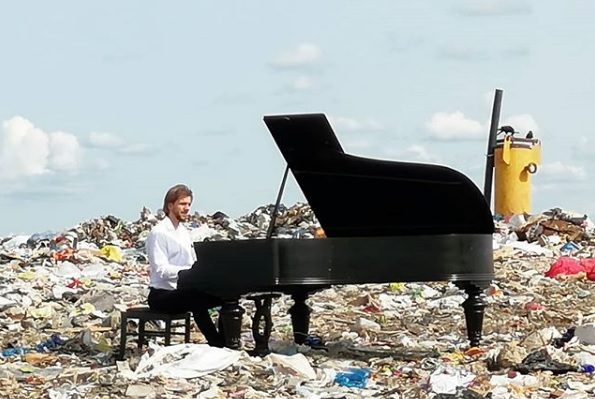 Музыкант Павел Андреев находился на вершине петербургской городской свалки в течение 6 часов среди «тонн мусора и моря чаек». Деньги на проект были собраны методом краудфандинга с помощью Planeta.ru