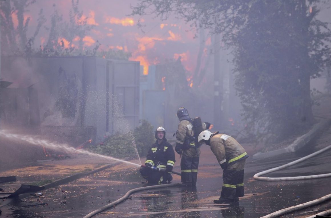 Около 100 жилых домов сгорели при пожаре в Ростове-на-Дону, один человек погиб, более 50 ранены