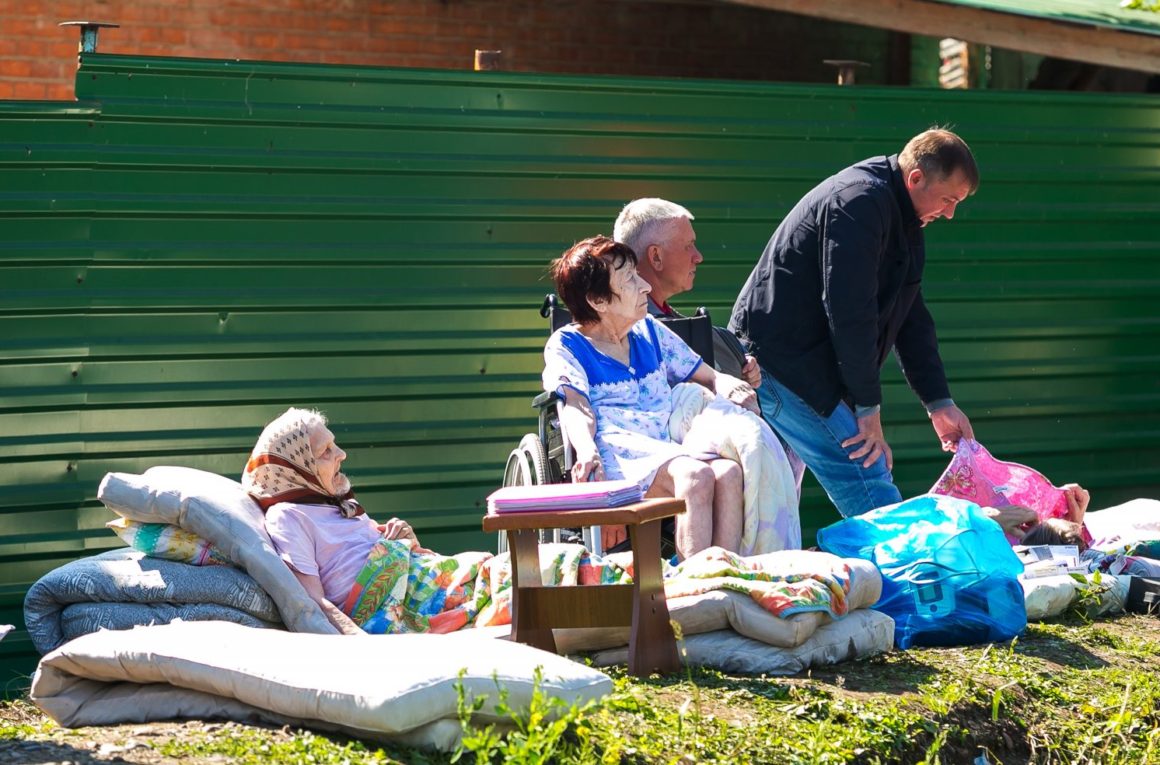 Пожилые люди, проживающие в частном пансионате «Жемчужина» (Красноярск), где произошел пожар. В результате происшествия погибли люди. 