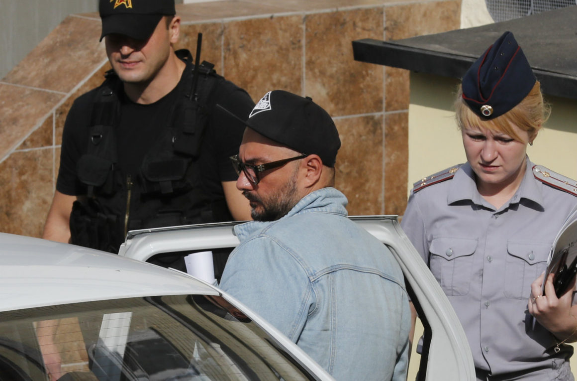 Режиссер Кирилл Серебренников, обвиняемый в мошенничестве в особо крупном размере, после рассмотрения ходатайства об избрании меры пресечения в Басманном суде. 