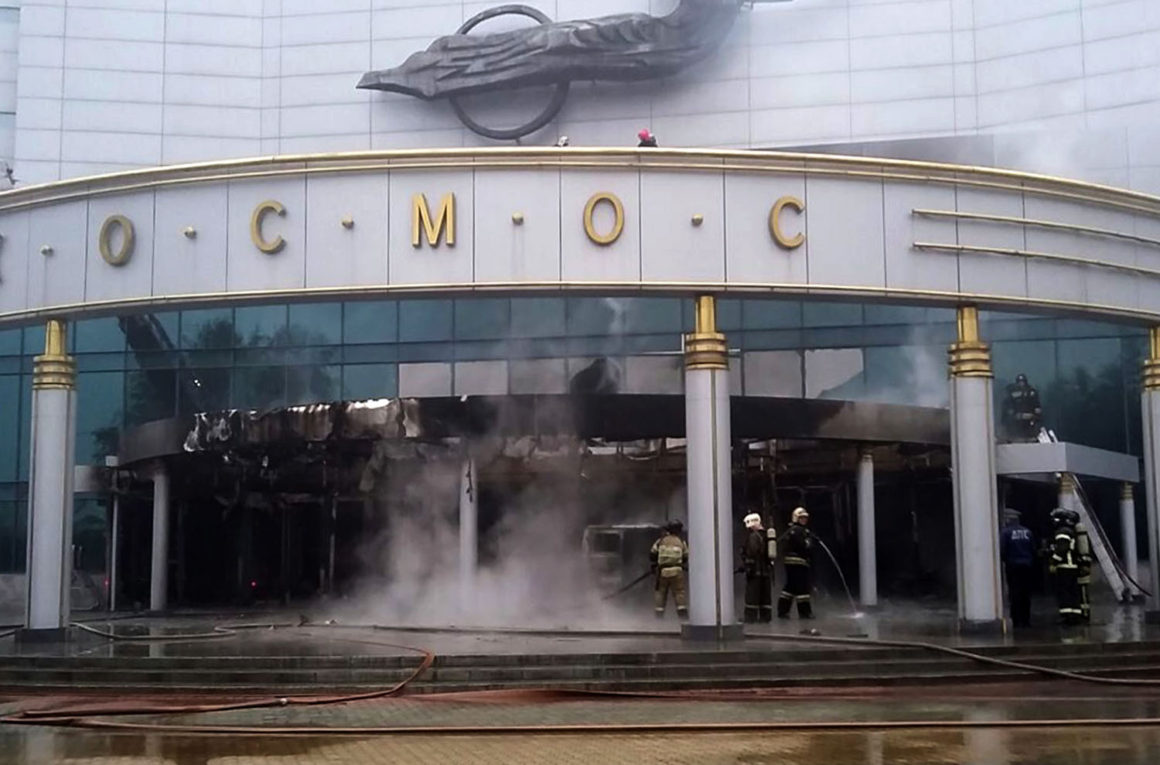 В Екатеринбурге автомобиль, груженный газовыми баллонами, въехал в кинотеатр «Космос». Столкновение стало причиной пожара. Сотрудники МЧС спасли пять человек.