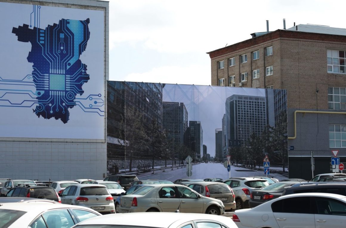 Баннер с изображением несуществующей улицы установлен в Перми перед визитом президента Владимира Путина.