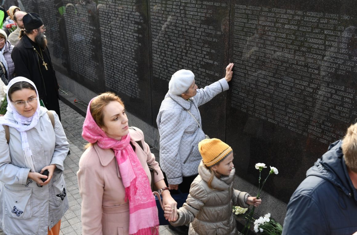 На полигоне «Бутово» на юге Москвы открыли мемориал памяти жертв репрессий 30-х годов XX века. Монумент «Сад памяти» выполнен в форме раскрытого расстрельного рва. Спускаясь в него посетители оказываются на уровне расположенных вблизи захоронений. На плитах монумента высечены имена 20762 человек, расстрелянных и захороненных на полигоне.