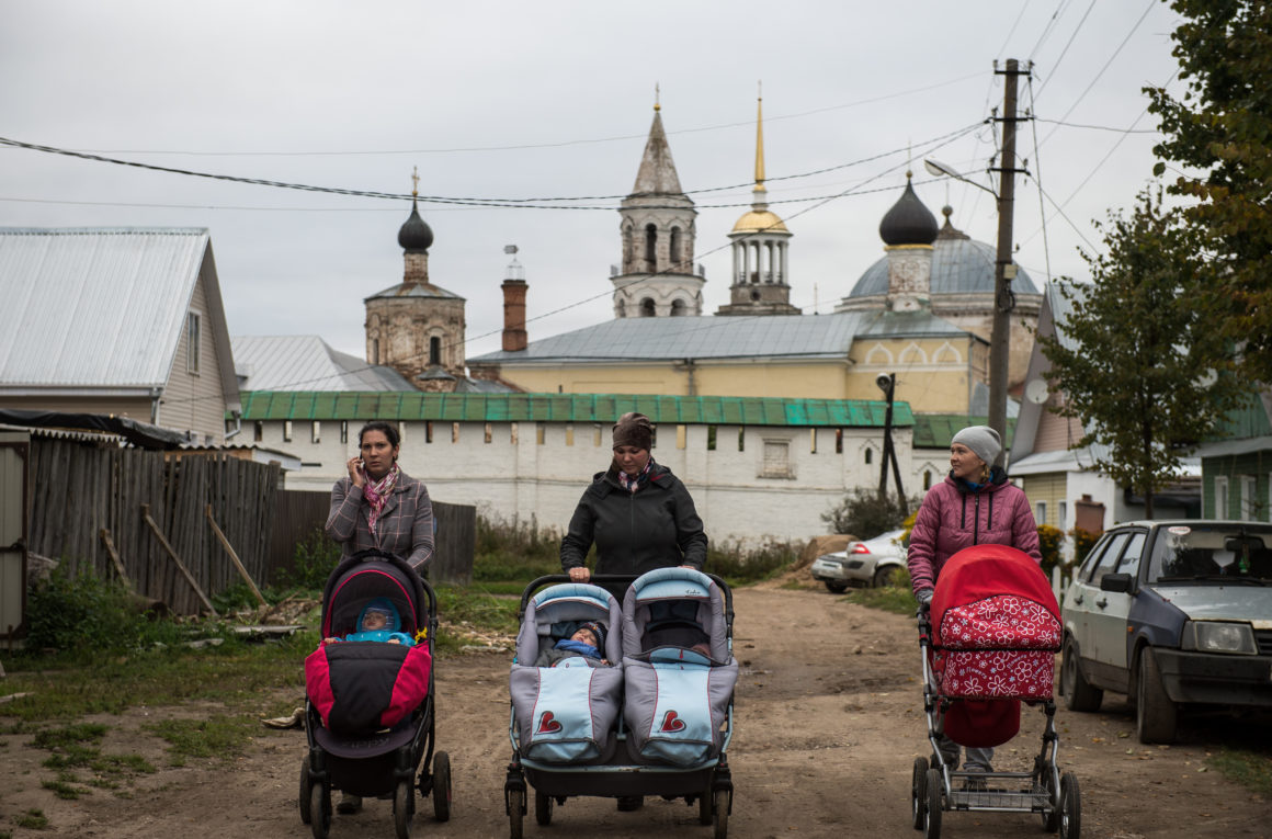 Жительницы города Торжок Тверской области гуляют с детьми. 