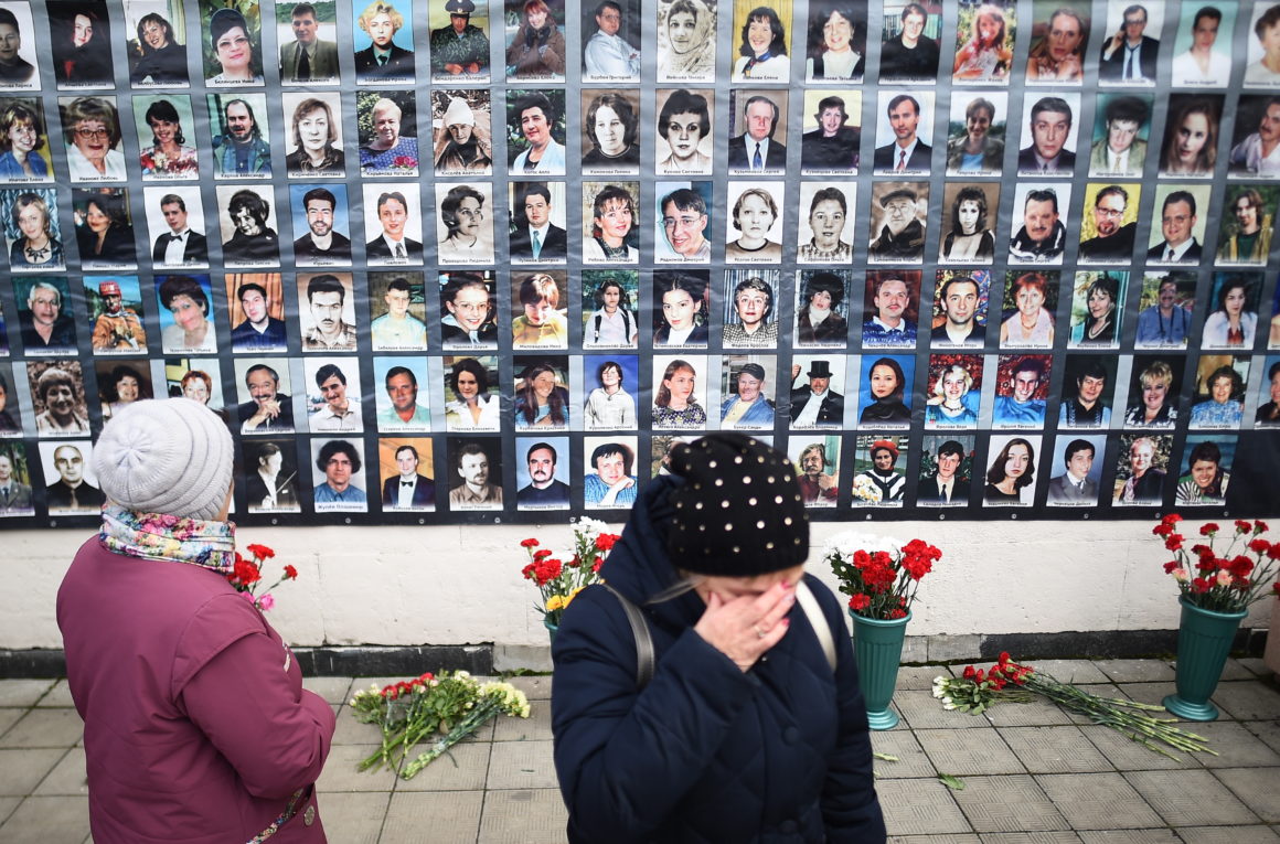 На площади перед Театральным центром на Дубровке прошла акция памяти, посвященная годовщине штурма здания. В 2002 году в результате захвата заложников и последующей спецоперации погибли 130 зрителей мюзикла «Норд-Ост». 